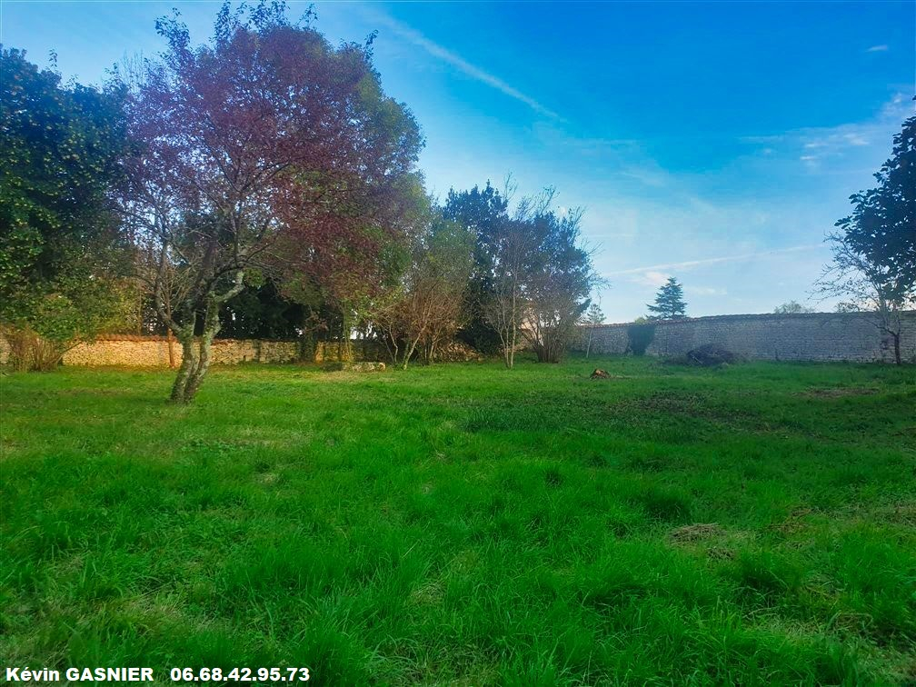 CHAMPNIERS (16430) : Terrain constructible proche zone commerciale