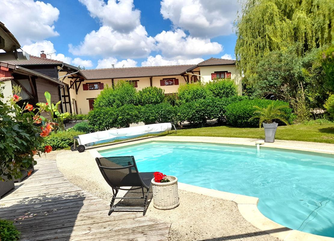 Superbe Maison de Village, Villa ou Propriété de Charme de 239 m² Entièrement Rénovée, avec sa Piscine chauffée, Poolhouse, Garage, Terrain de Pétanque, Dépendances et Terrain Clos et Arboré de 2874 m²