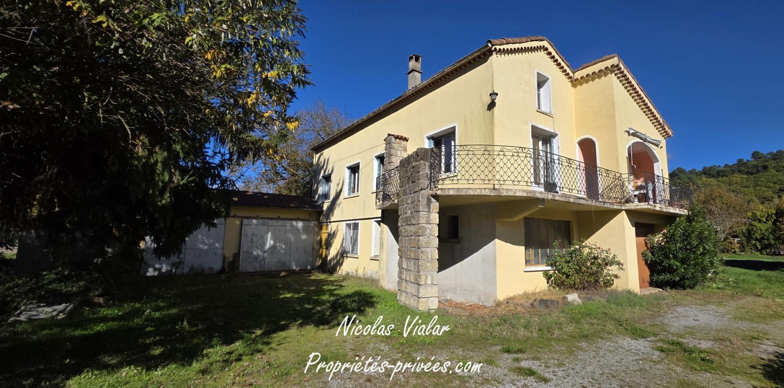 Maison de 163 m2 avec appartement indépendant et Entrepôt de 90 m²
