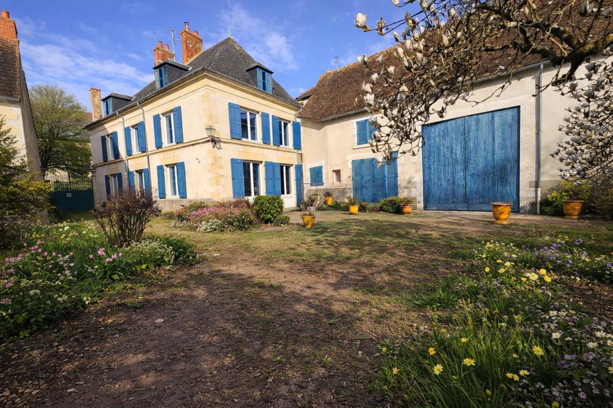 Maison de caractère 332 m² - Terrain 2 489 m² - Piscine - Dépendances - Proche Magny-Cours