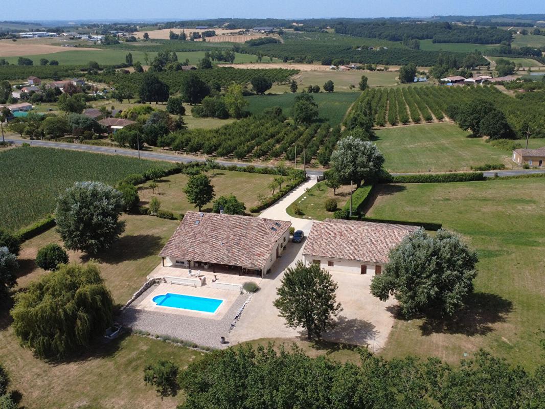 Superbe ferme rénovée avec soin avec piscine, grande grange et vues imprenables