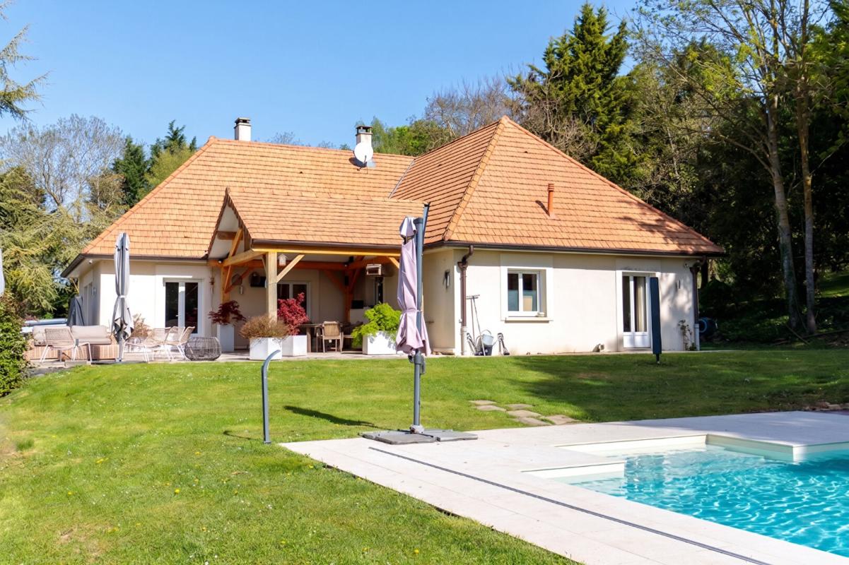 EXCLUSIVITÉ PROPRIÉTÉS-PRIVÉES - Un cadre naturel d'exception pour cette maison rénovée