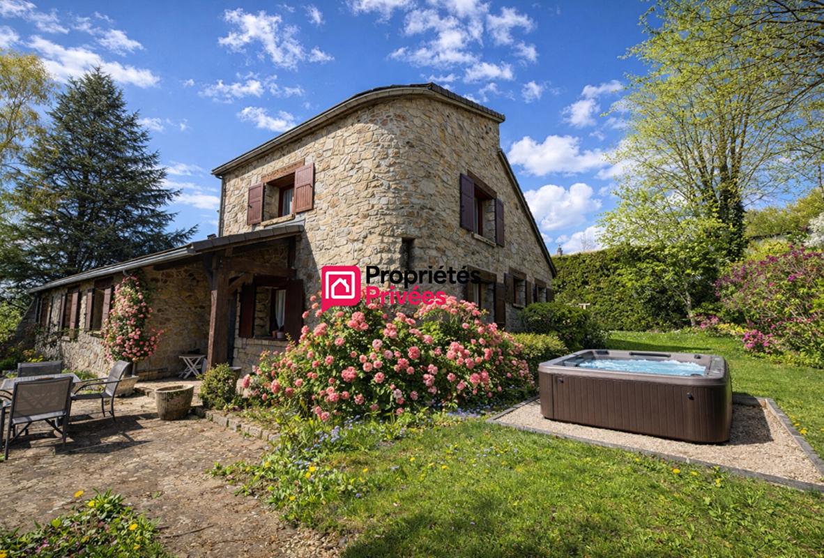 Maison T6 de caractère en pierre proche de Manzat 63410 de 164m² . Terrain 3040m² à vendre