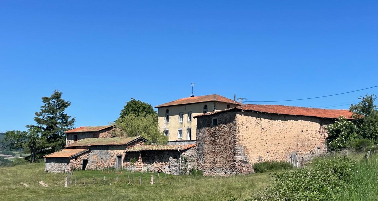Corps de ferme Bully avec une maison d'habitation de 107 m² rénovée