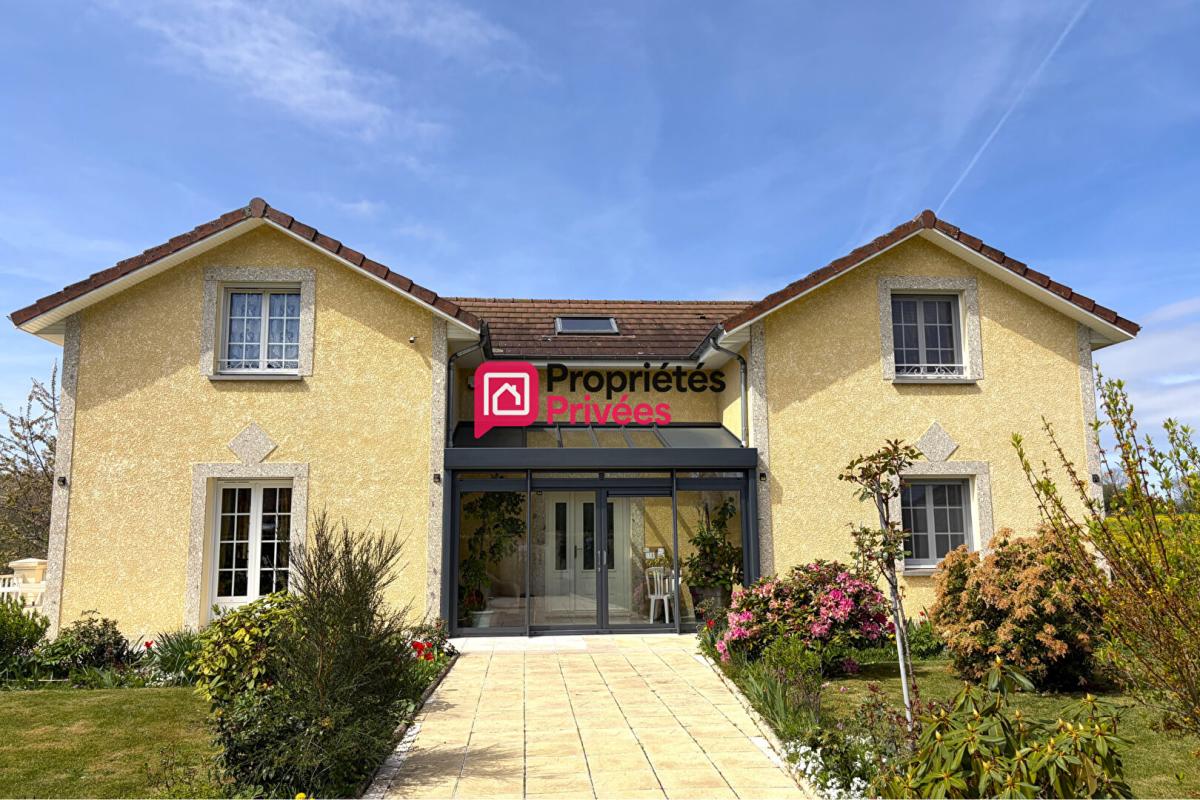 Belle propriété T7 de 231m², terrain de 6905m² avec un étang aux Richards 63780 à vendre