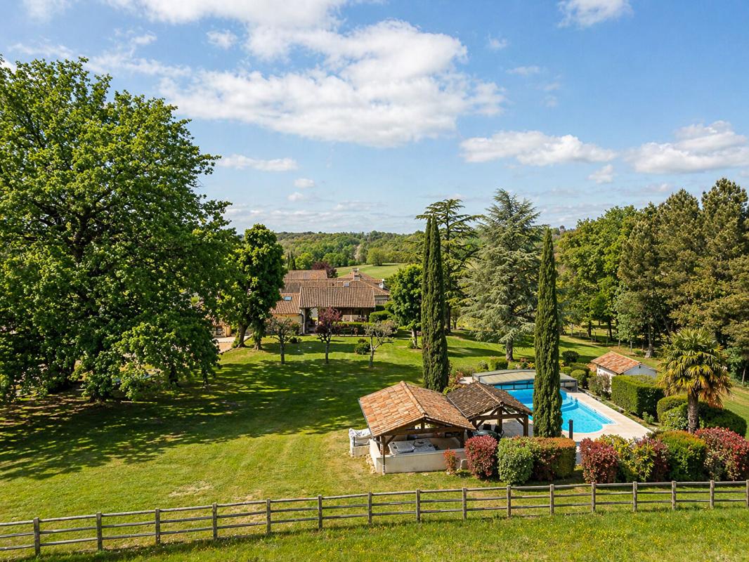 A vendre, superbe propriété en pierre de 245 m² habitable située à BUSSAC 24350