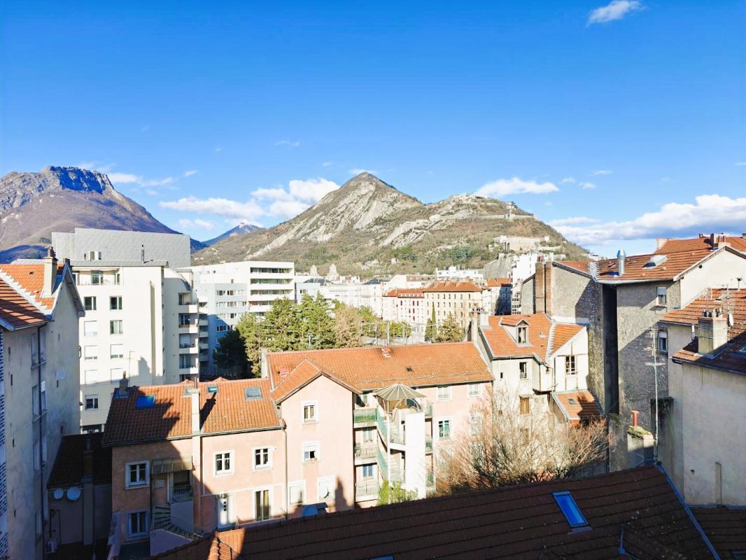 Très belle vue sur la  bastille  et le Moucherotte T2 traversant avec galeta et cave petit prix