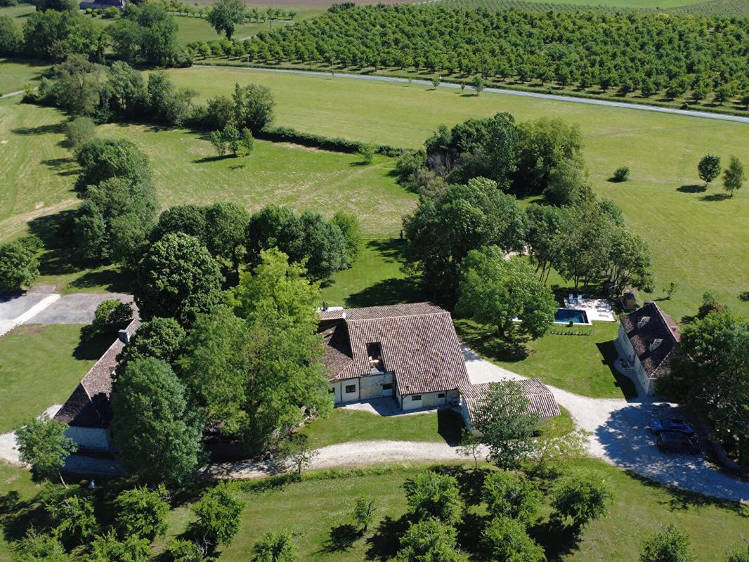 Un domaine d'exception en Dordogne avec trois maisons de caractère et deux granges