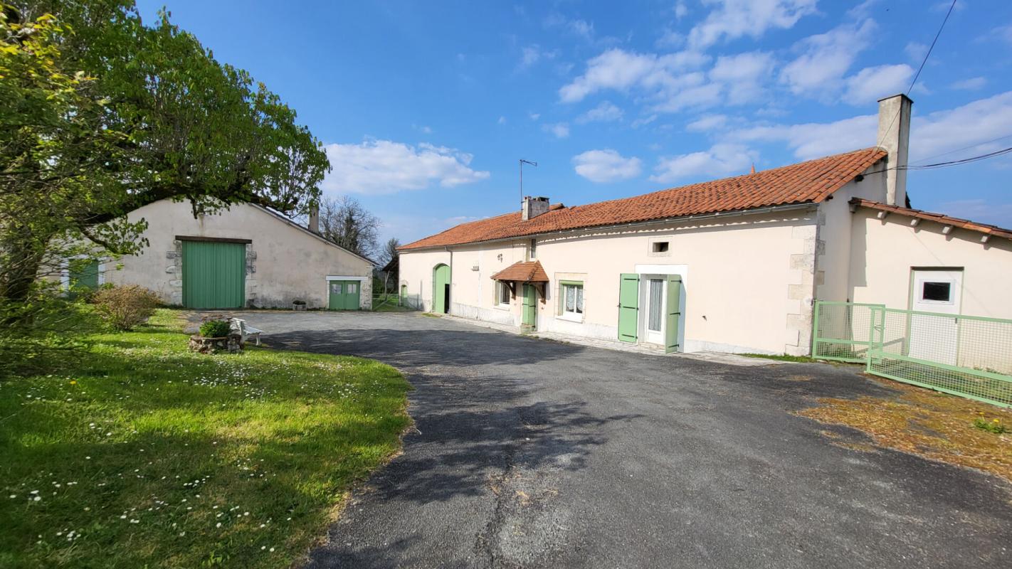 Tocane Saint Apre 24350 Ancienne Ferme comprenant maison 2 granges sur parcelle de 30970 m²