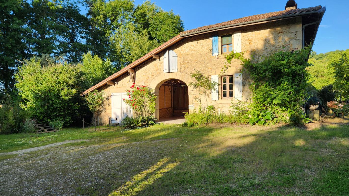 Maison en Pierre 275m² - Terrain 9686 m² - Dépendances - PISCINE