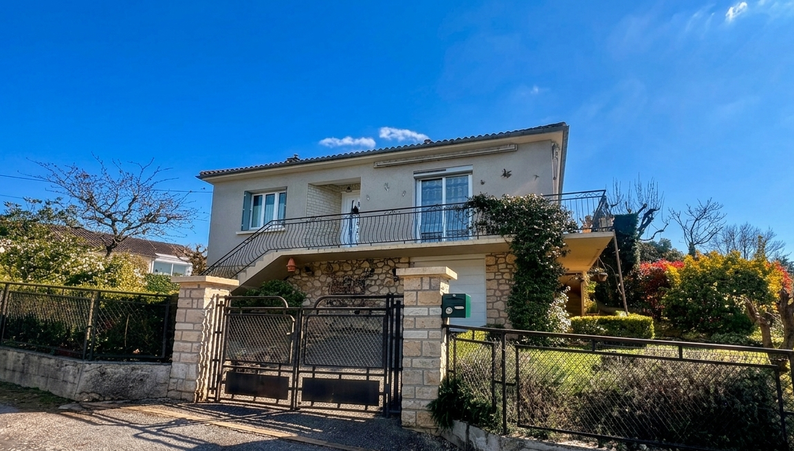 Luzech Maison 3 chambres sur près de 1000 m² de terrain proche commodités