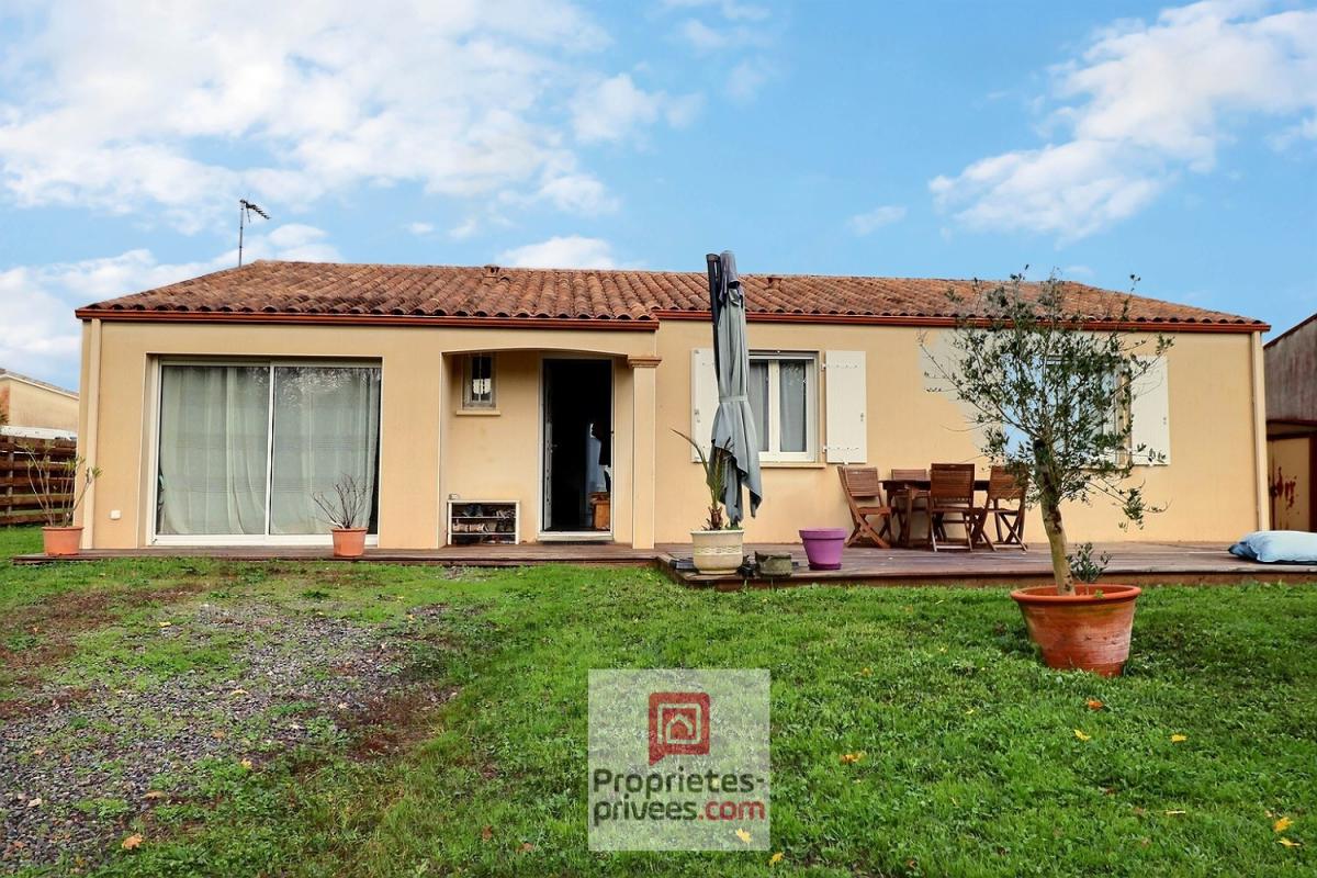 Lumineuse Maison de plain-pied de 2006 - 105 m2 habitables - 4 chambres dont 1 suite parentale - cellier - cabanons de jardin