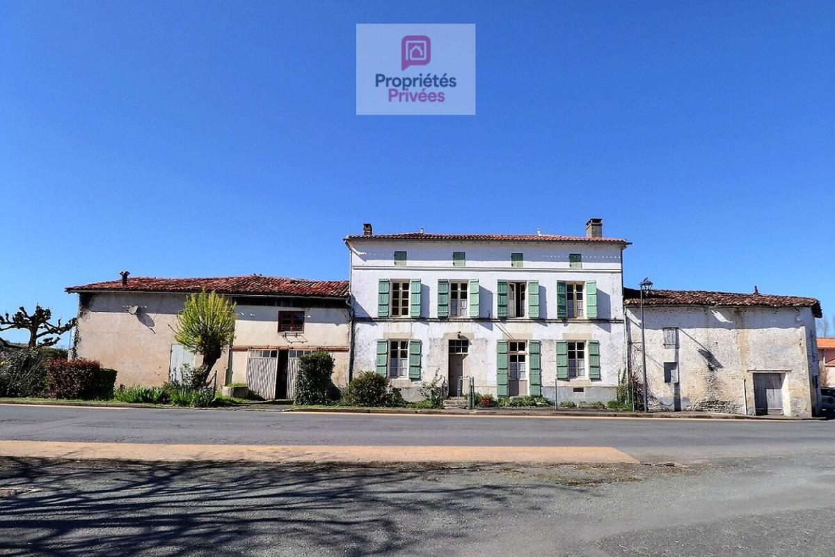 Grande maison de bourg de 193 m2 - 1 logement indépendant - nombreuses et grandes dépendances