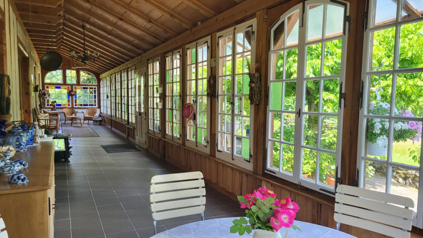 24410 Maison  atypique  sur 2 niveaux entre Riberac  et Saint Aulaye parcelle de  4ha et un étang