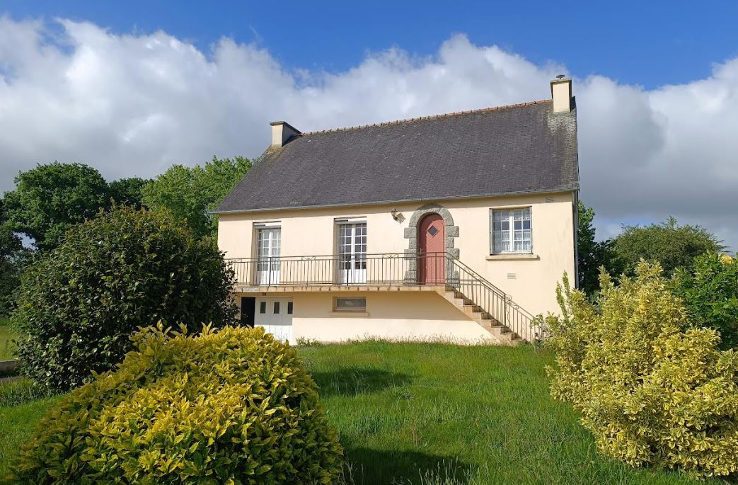 29530 Plonevez du Faou maison de 121 m² année 1975 4 chambres sous sol complet
