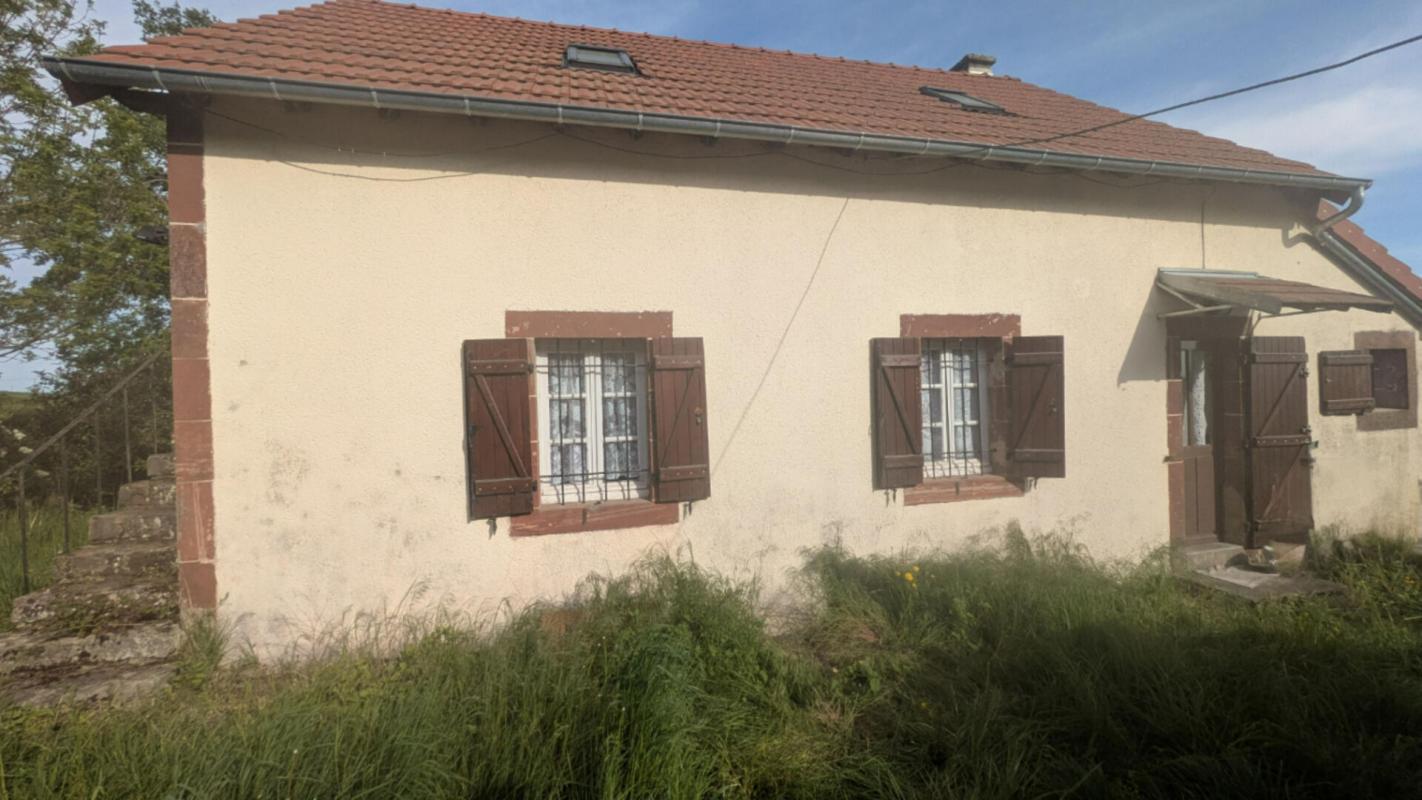Maison de campagne avec toit récent et dépendances