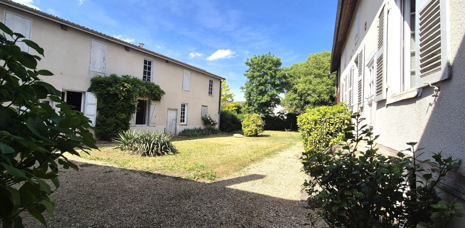 Belle Maison Bourgeoise à Réhabiliter de 396 m² avec Cour, Caves, Chaufferie Gaz, Greniers, Dépendances et Terrain clos et paysager de 2147 m²