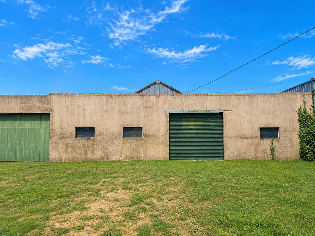 Rare : 5 000 m² constructibles en zone artisanale avec bâtiment artisanal de 960 m² et maison d'habitation - FORT POTENTIEL DE DÉVELOPPEMENT