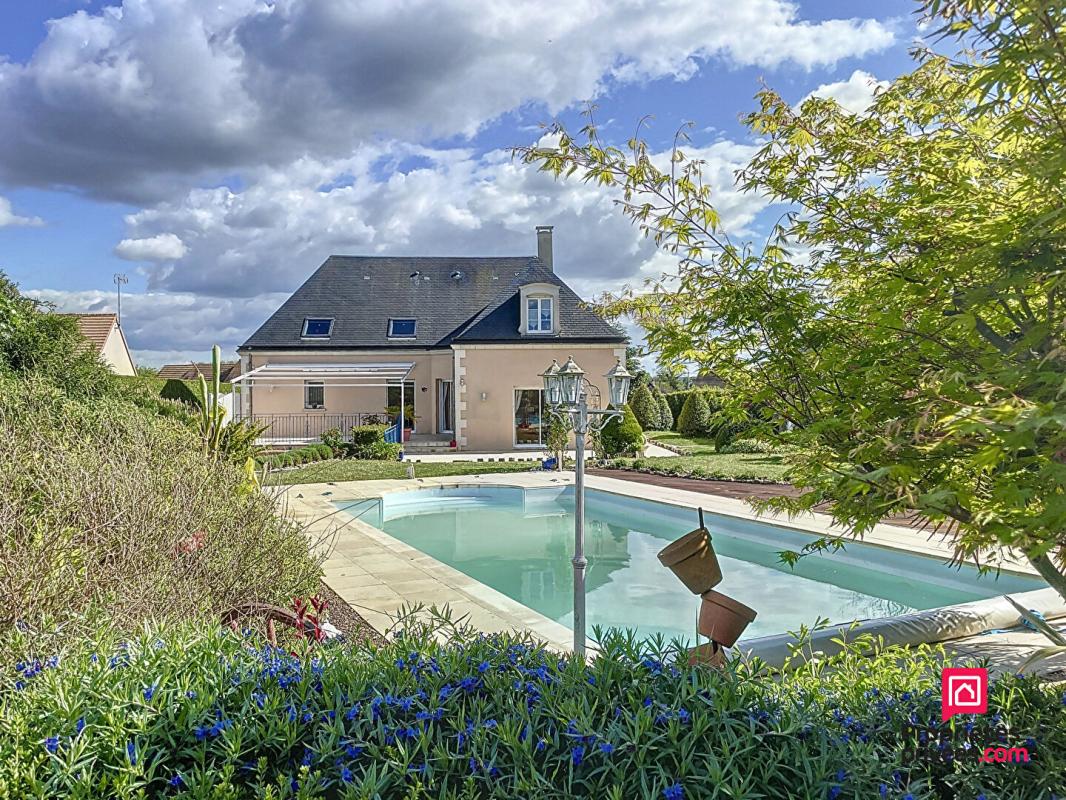 Secteur Mamers, villa contemporaine de 230 m2 avec piscine