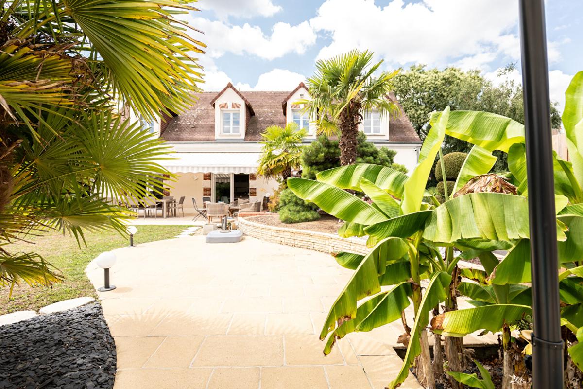 LIEUX UNIQUES ® x PROPRIÉTÉS PRIVÉES ® PROPOSE TRÈS BELLE MAISON D'ARCHITECTE DE 240 M² TERRAIN 4.447 M²