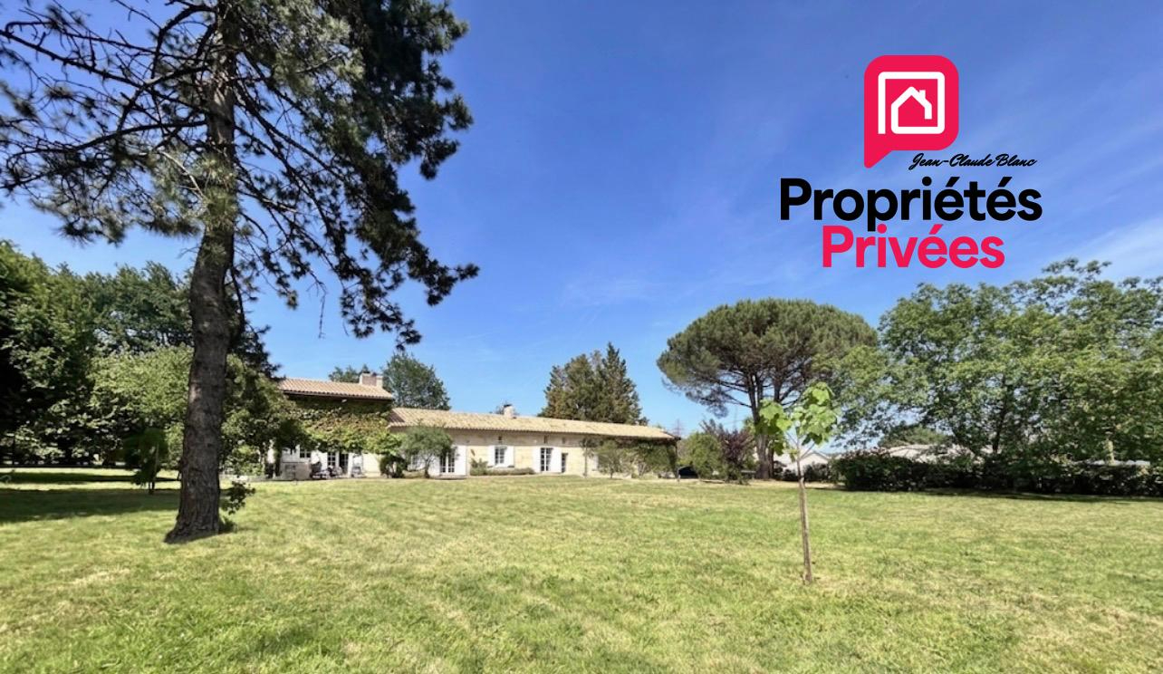 A 18 kms de Saint-André de Cubzac, à Tizac De Lapouyade  - Longère de caractère  alliant charme  de l'ancien et le  confort moderne - 8 pièce(s) 240 m2 - 4 chambres - Grande Piece de vie avec cheminée - Poêle à granules- 4671 m2 de terrain - Piscinable