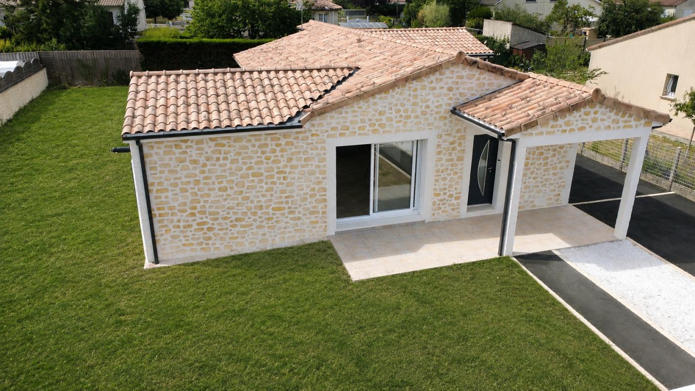 Maison neuve plain pied de 113 m2 à St Sauvant , 3 chambres , terrain de 741 m2 , garage