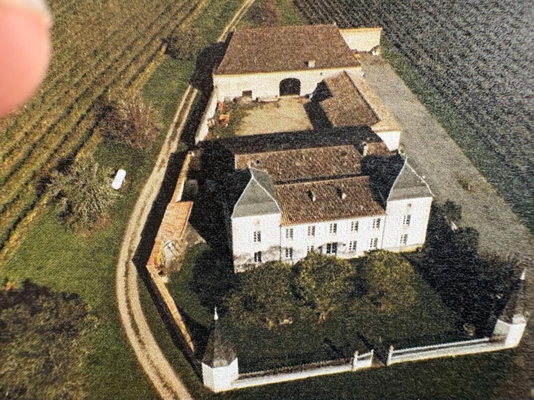 Château  dominant les côteaux DE L'ENTRE DEUX MERS