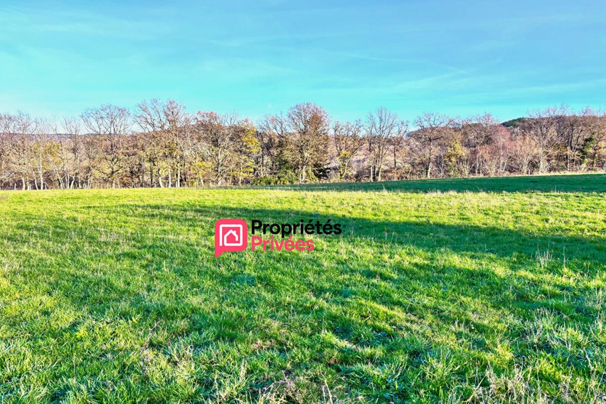 Terrain constructible à vendre centre de  Chapdes Beaufort 1810 m2