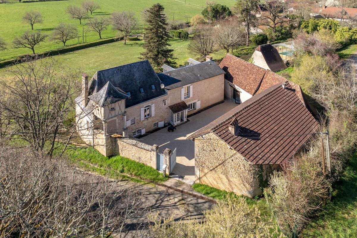Propriété en pierre de type 7, piscine, dépendances, sur un terrain arboré de 6300 m²