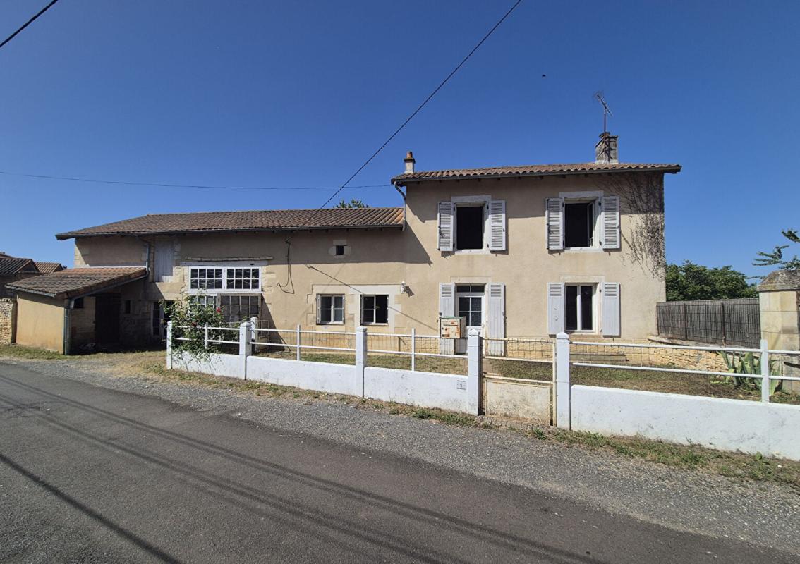 Maison de 92 m 2  à Blanzay, 3 chambres , garage, jardin, atelier