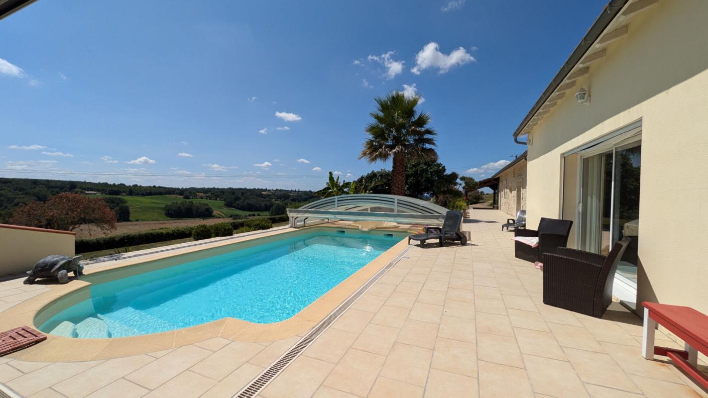 Maison de 350m² avec piscine et dépendances sur 2ha