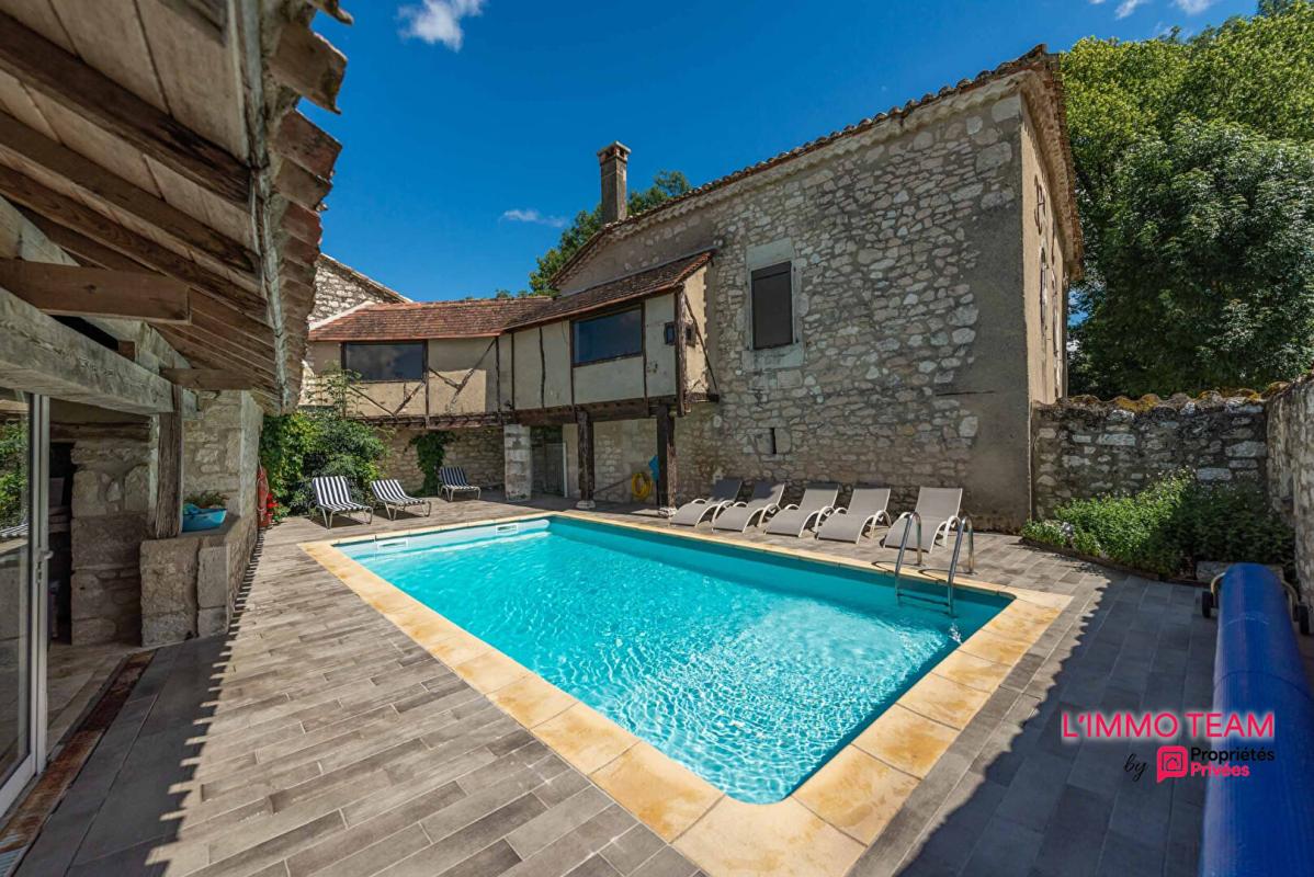MONTCUQ Propriété quercynoise 11 pièces sur 5500 m² avec piscine et dépendance