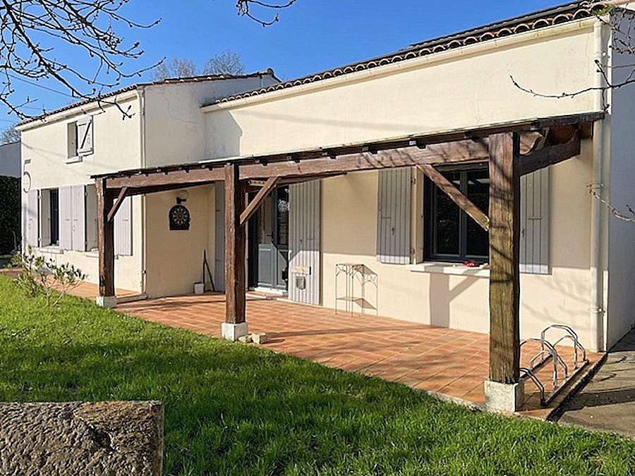 Maison en pierre 188 m² -  terrain 9 000 m², piscine, 5 chambres, garage, dépendances