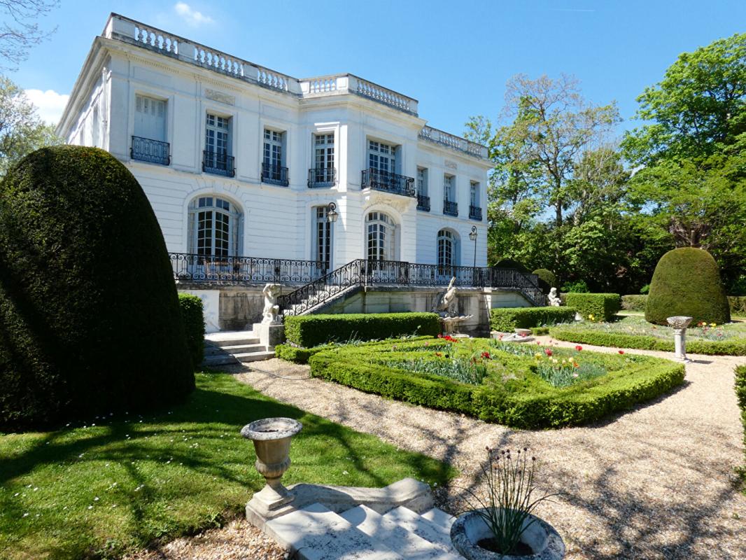 Château au bord de la rivière