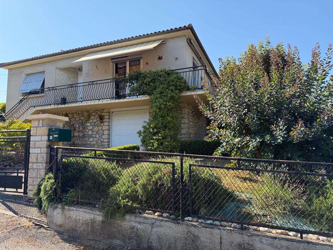 Luzech Maison 3 chambres sur près de 1000 m² de terrain proche commodités