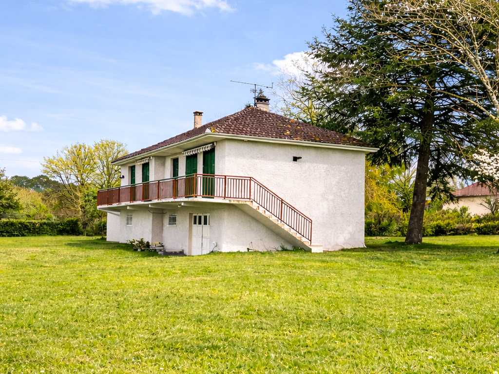 Maison 110m², 2 chambres, bureau, avec fort potentiel d'agrandissement, jardin arboré de près de 7000m², 5 pièces, 2 chambres- 46350 Masclat