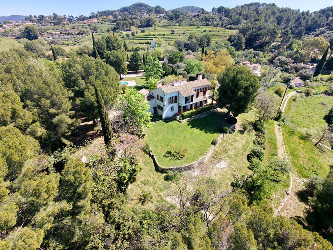 Le Castellet  Propriété de caractère au potentiel exceptionnel, au coeur d'un écrin de nature - 860 000 euros