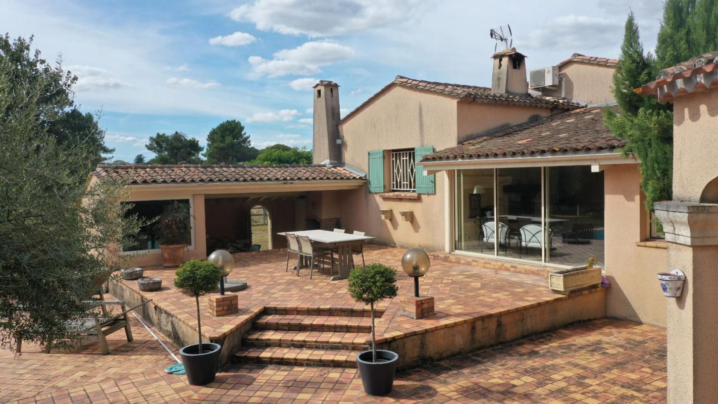 DÉCOUVREZ LE CHARME ET LES VOLUMES D'UNE MAISON D'ARCHITECTE - 300 M2 - 4 CHAMBRES   À PUGNAC DANS UN PARC ARBORÉ POUR SAVOURER LA TRANQUILITÉ