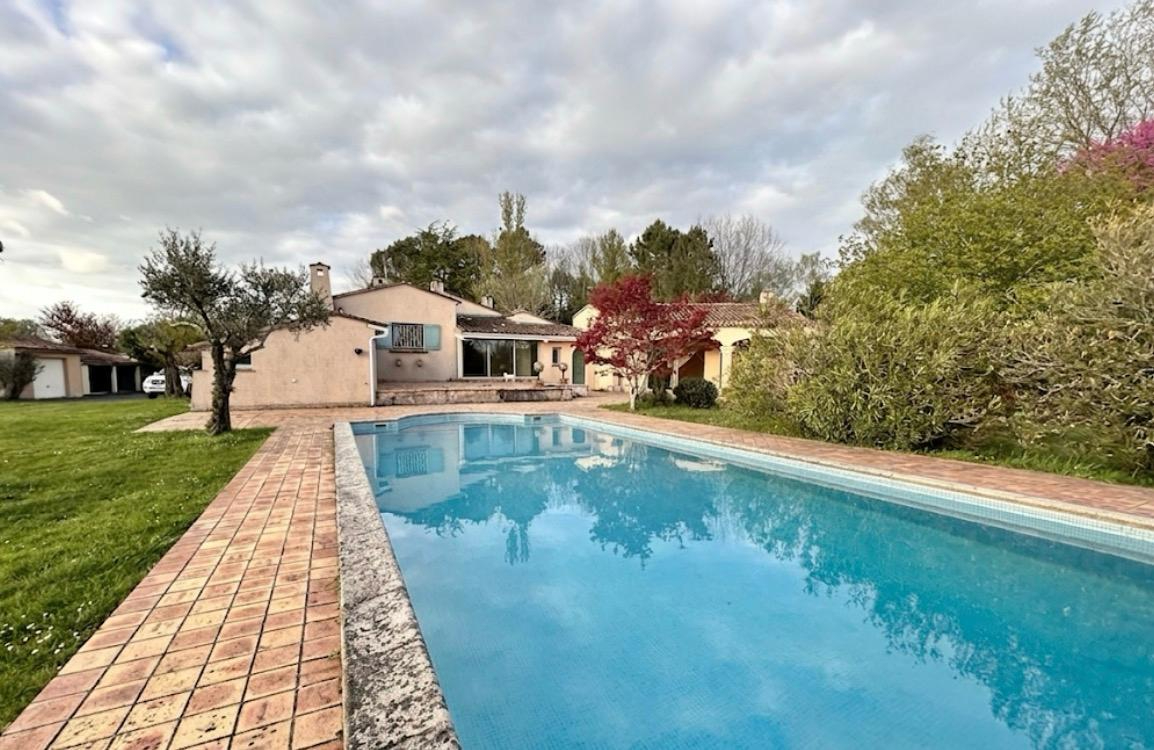 DÉCOUVREZ LE CHARME ET LES VOLUMES D'UNE MAISON D'ARCHITECTE - 300 M2 - 4 CHAMBRES   À PUGNAC DANS UN PARC ARBORÉ POUR SAVOURER LA TRANQUILITÉ