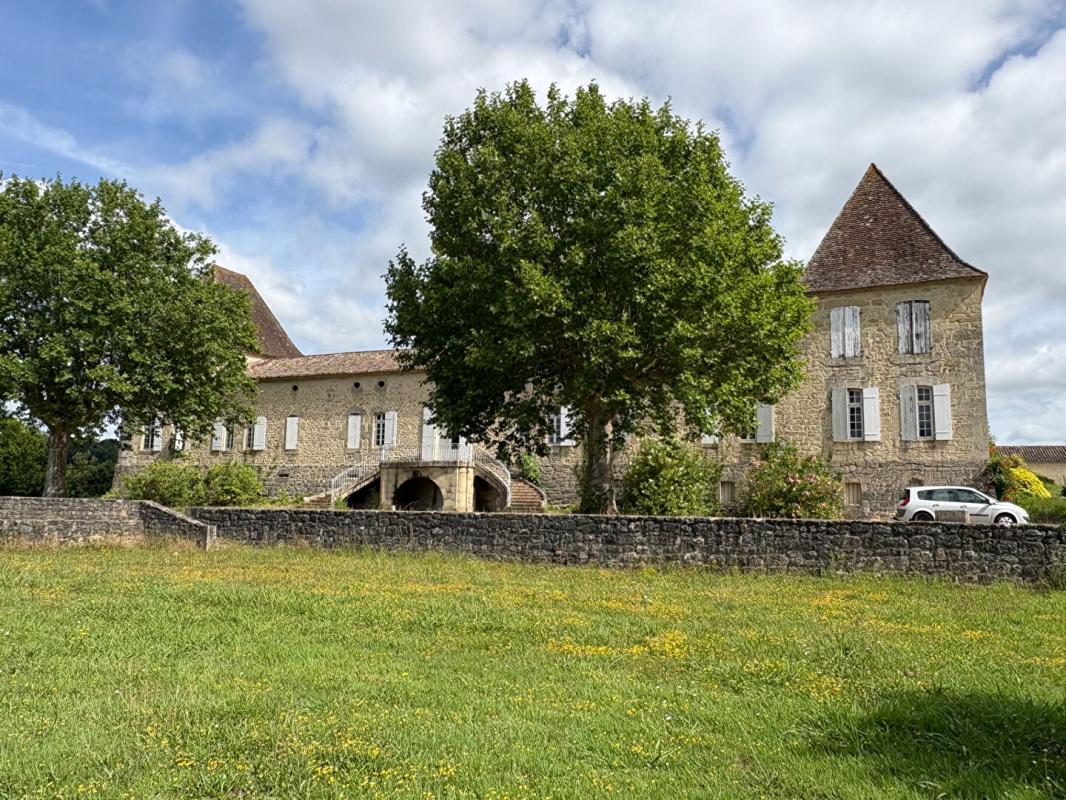 INVESTISSEMENT D'EXCEPTION : Château de 1763 au coeur du vignoble girondin