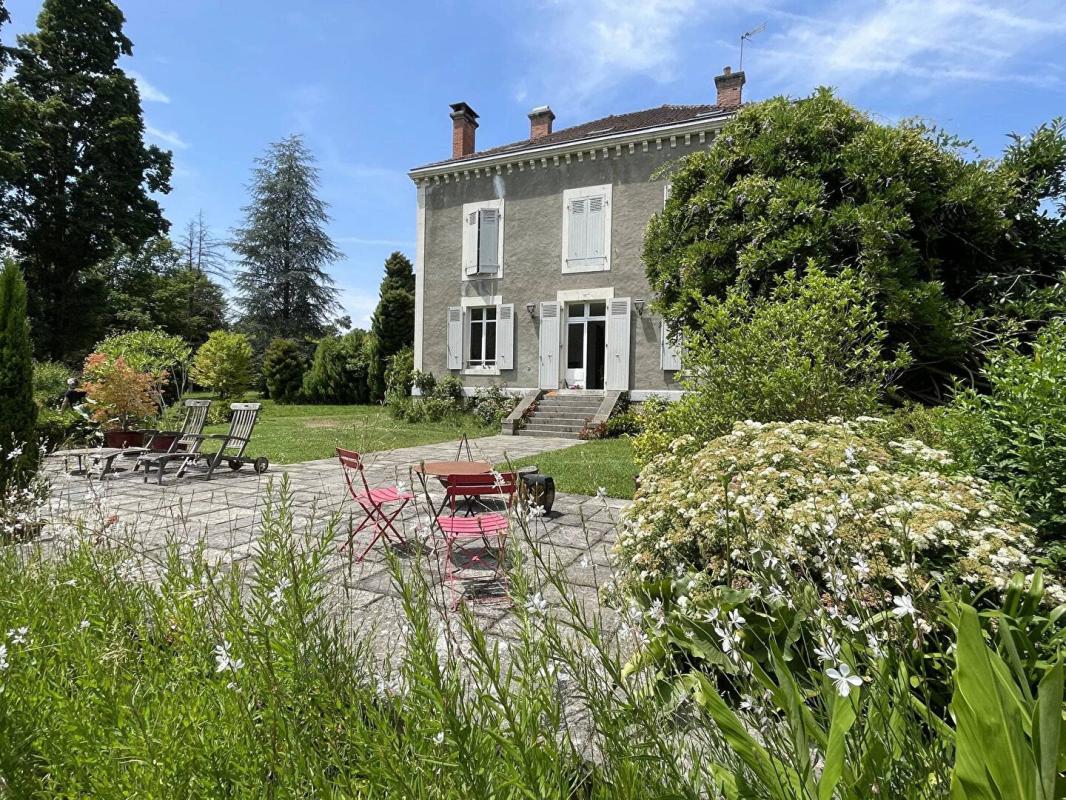 Maison  de maitre Pouillon  376 m2 Centre Village