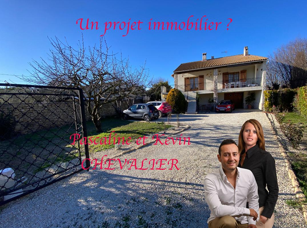 Charmante villa avec piscine au coeur de Grans