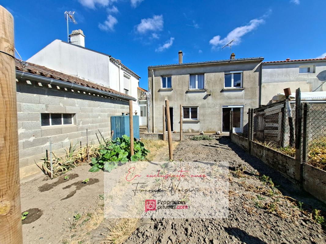 A VENDRE en Exclusivité à Beaurepaire, ensemble de 2 maisons de 126 et 50 m2 avec plusieurs dépendances et garages sur une parcelle de 472 m2 env