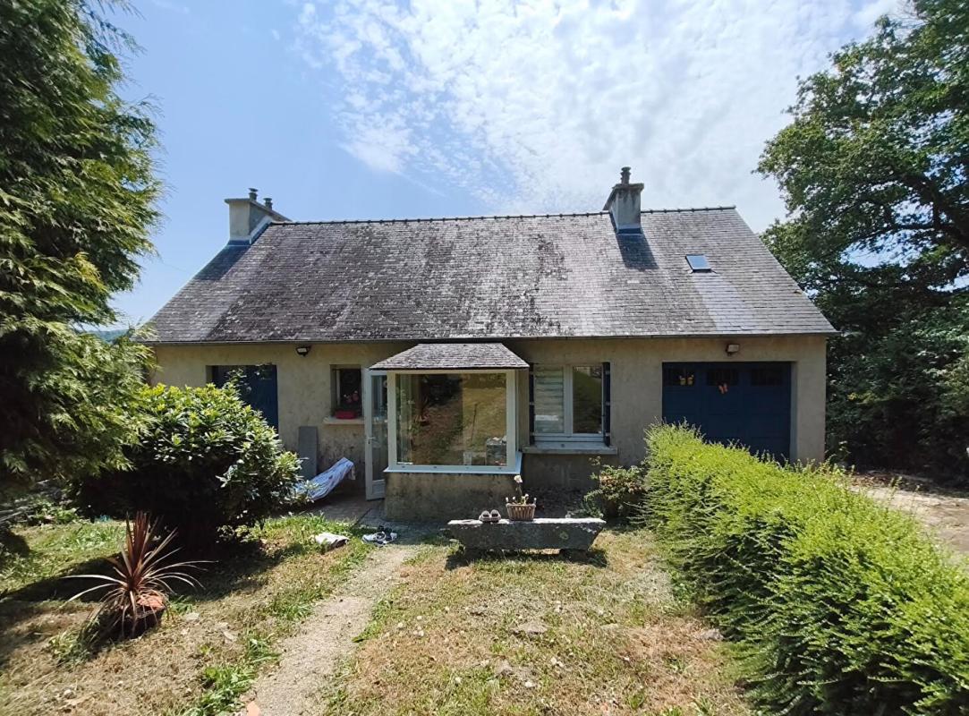 29520 Saint Goazec maison de 60 m² plain pied avec 2 chambres et vue imprenable. Habitable mais travaux à prévoir
