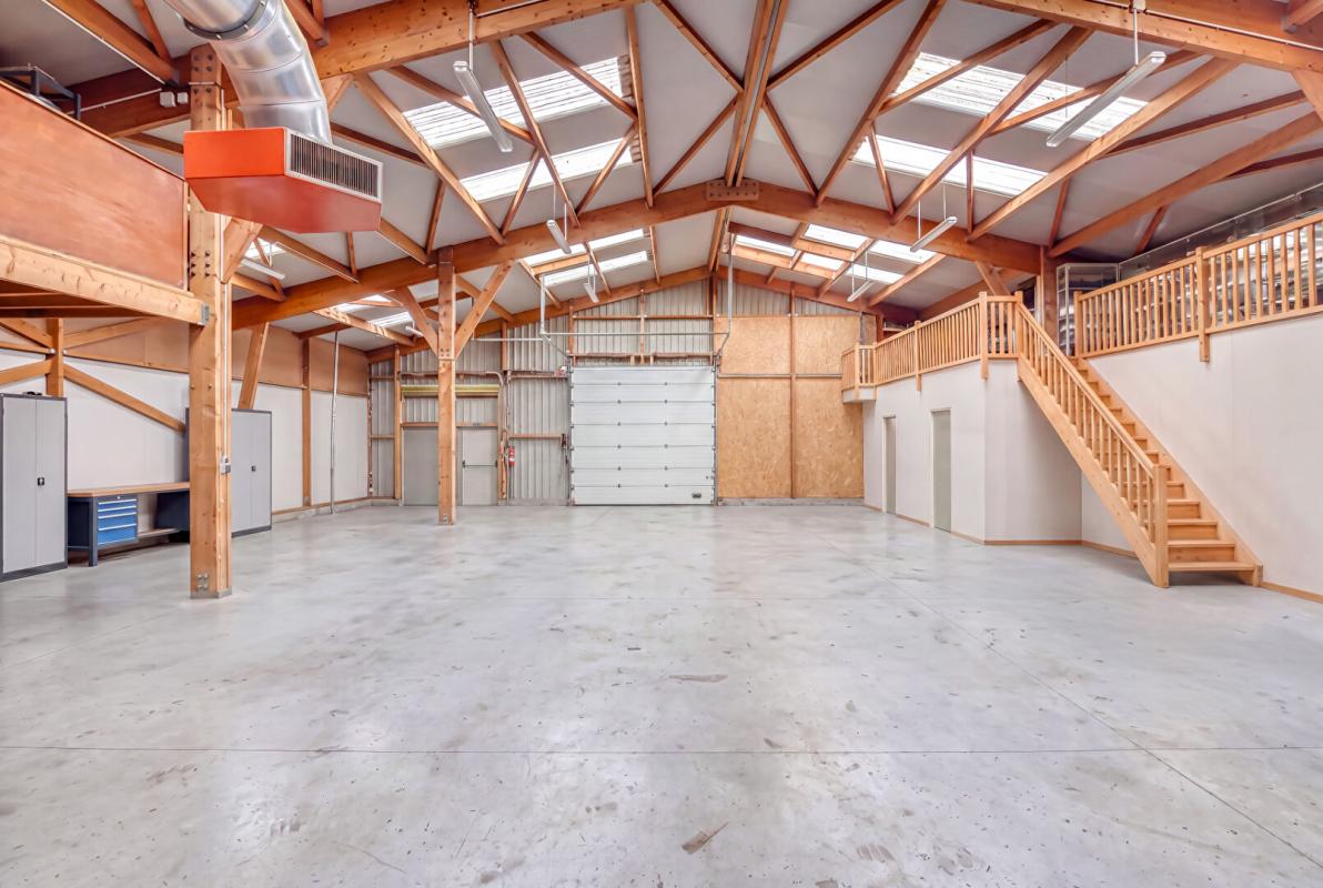 Secteur Valmont :Garage Entrepôt Atelier + pièces de vie sur 480 m2 au sol