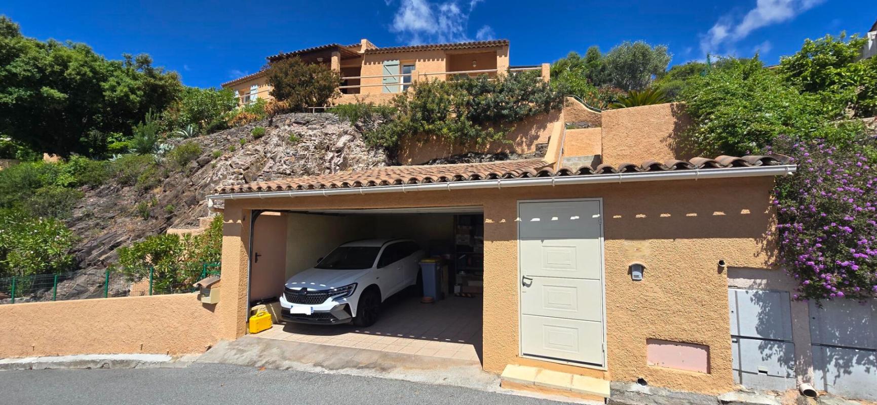 Villa de  plain pied avec vue panoramique sur l'Esterel et garage 2 voitures