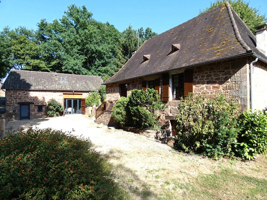 Ensemble de 2 maisons / piscine / terrain + 2 hectares