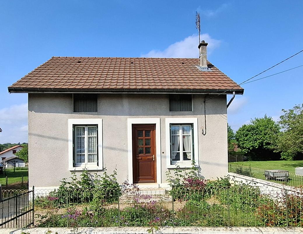 Maison en village 70 m2 joli terrain
