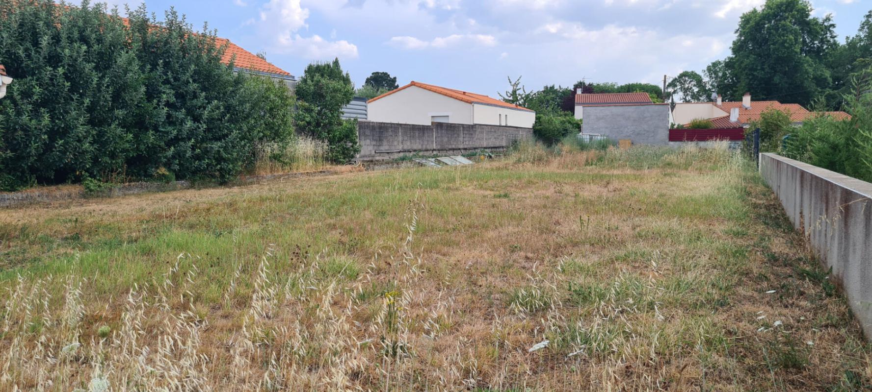 Terrain constructible La Chapelle Heulin 621 M² avec abri de jardin (17 M²) et préau (14 M²)