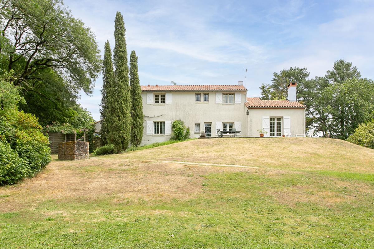 Maison Gétigné 11 P . 6 Chs . Bureaux . 274.92 M² . T 6832 M² . Garage . Cave . Salle de jeux . Bucher